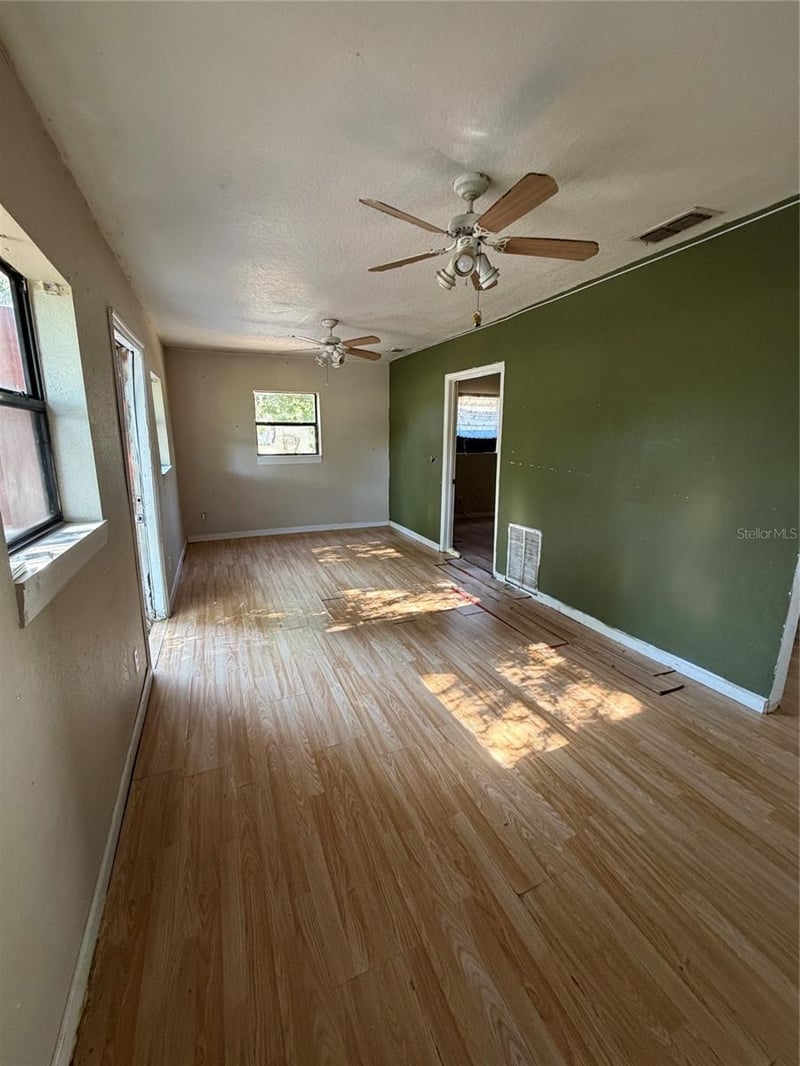 10114 Columbus Dr, Tampa, FL 33619