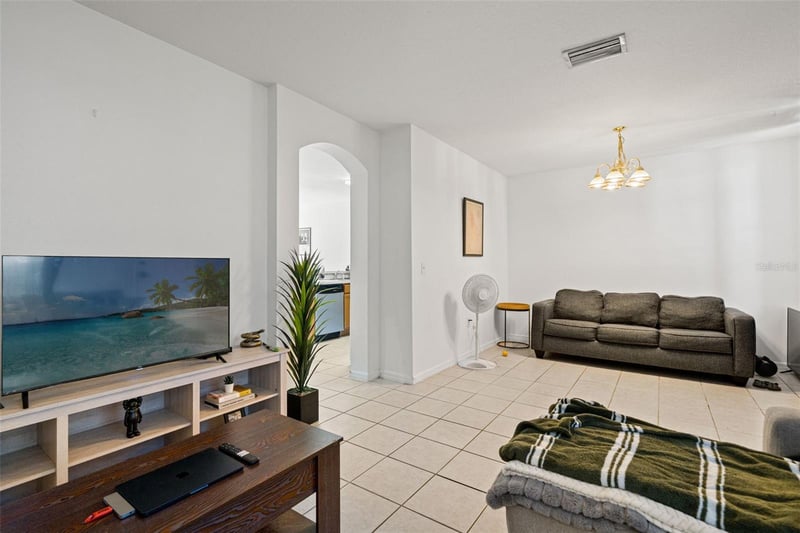 9816 Carlsdale Dr, Riverview, FL 33578