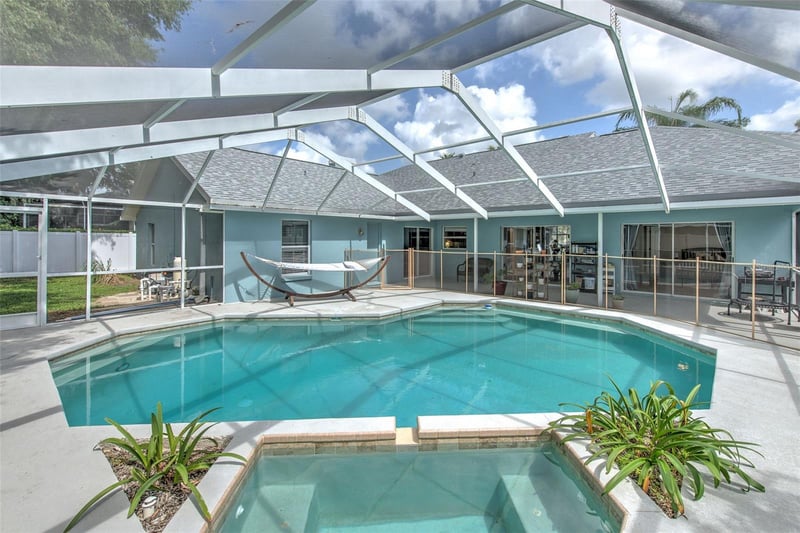 2327 Eagle Bluff Dr, Valrico, FL 33596