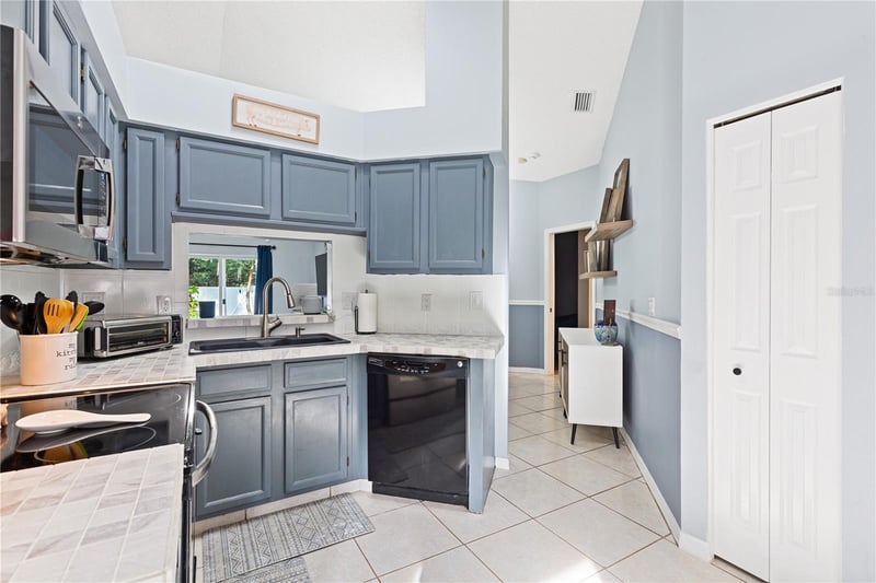 1623 Gray Bark Dr, Oldsmar, FL 34677