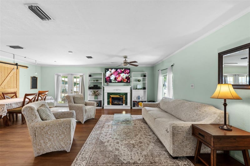 6737 Laurel St, St Petersburg, FL 33702