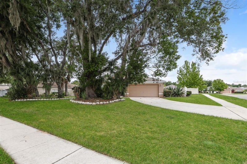 814 Coade Stone Dr, Seffner, FL 33584