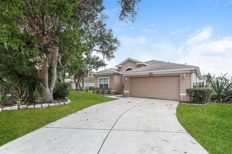 814 Coade Stone Dr, Seffner, FL 33584