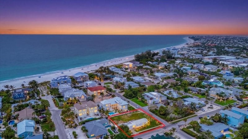 121 48th St, Holmes Beach, FL 34217