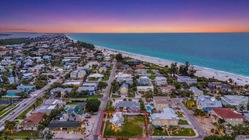 121 48th St, Holmes Beach, FL 34217