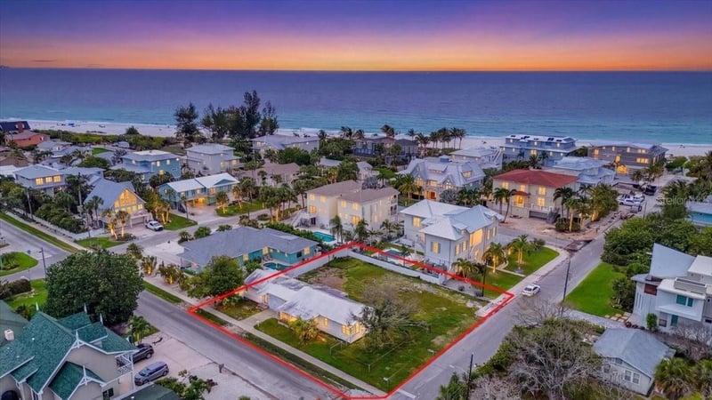 121 48th St, Holmes Beach, FL 34217