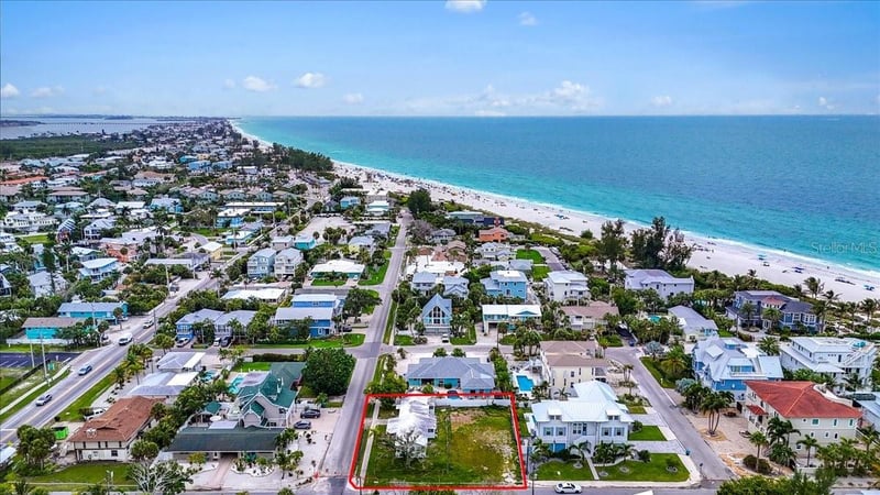 121 48th St, Holmes Beach, FL 34217