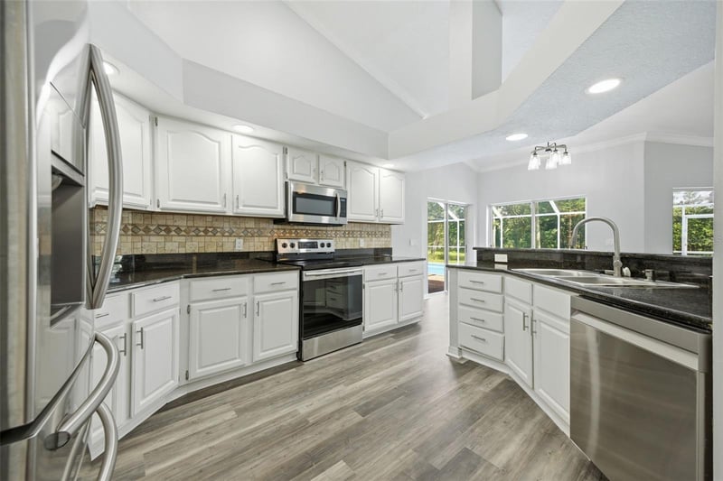 504 Stratfield Dr, Lutz, FL 33549
