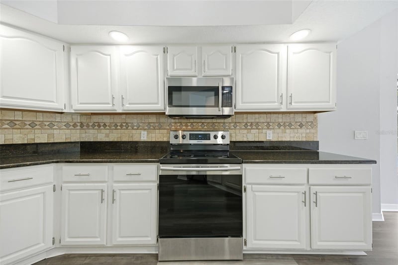 504 Stratfield Dr, Lutz, FL 33549