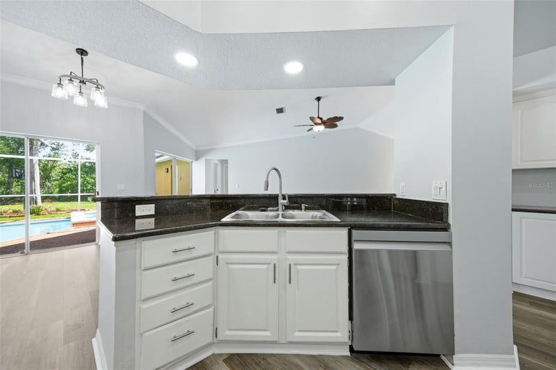 504 Stratfield Dr, Lutz, FL 33549