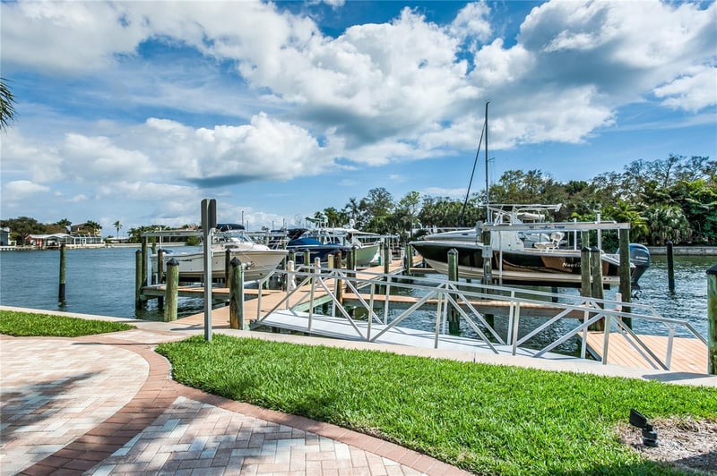 1325 Snell Isle Blvd #806, St Petersburg, FL 33704