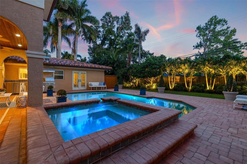 1124 Seville Ln, St Petersburg, FL 33704