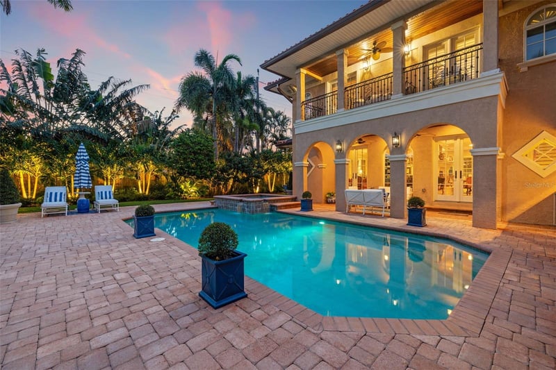 1124 Seville Ln, St Petersburg, FL 33704