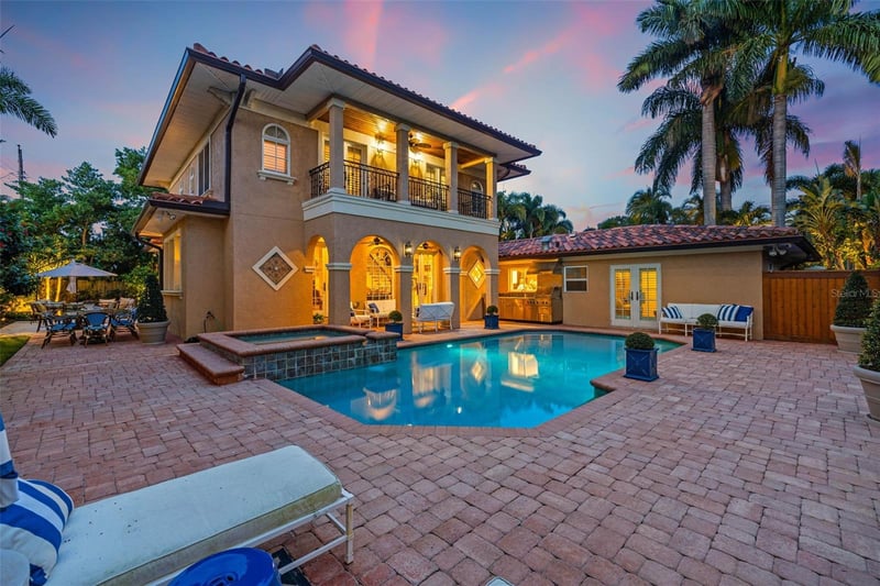 1124 Seville Ln, St Petersburg, FL 33704