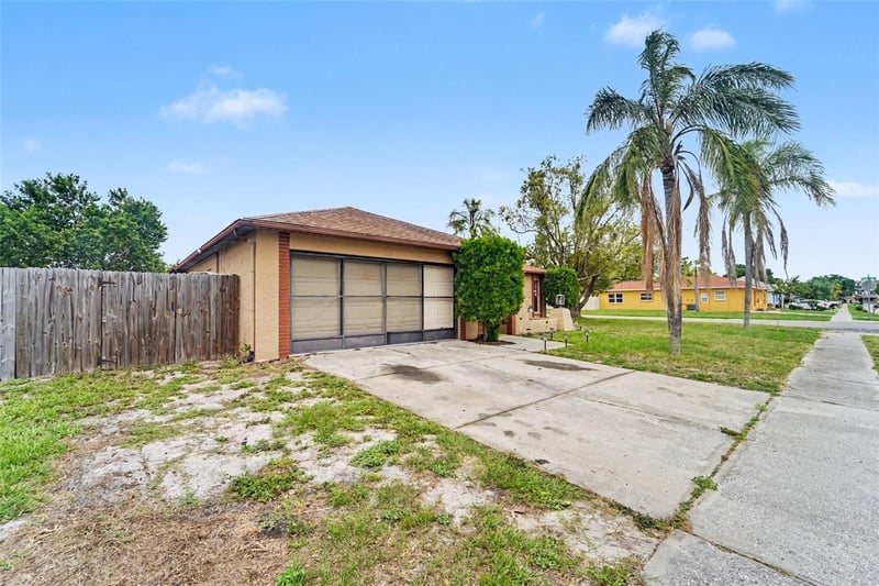 1215 Persimmon Dr, Holiday, FL 34691