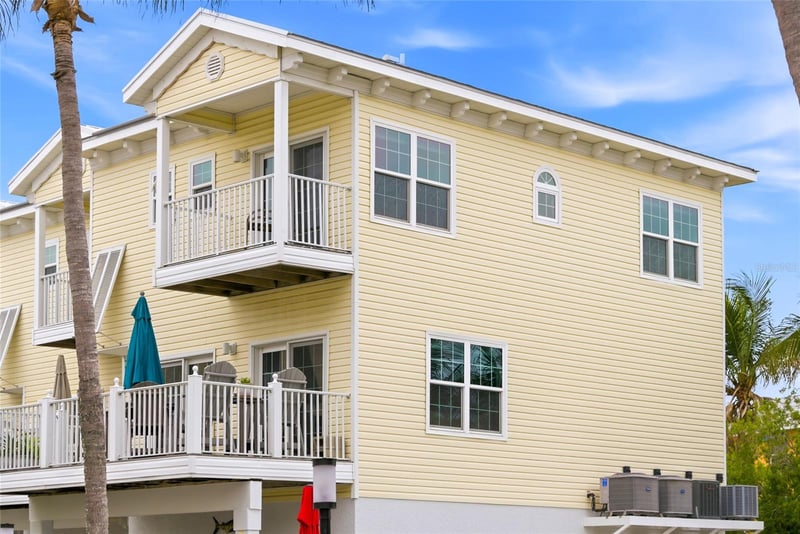 1473 Gulf Dr, Bradenton Beach, FL 34217
