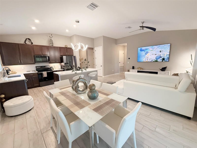 12055 Forest Manor Ln, Seffner, FL 33584