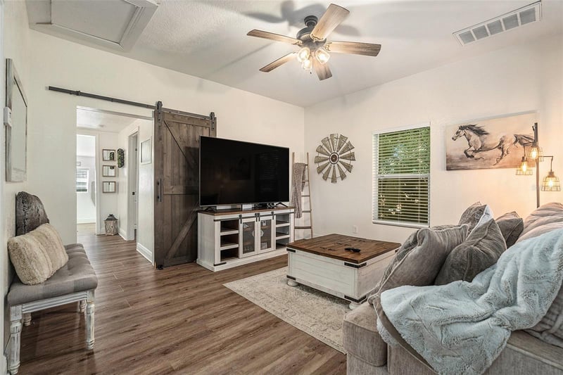 4921 6th St, Zephyrhills, FL 33542