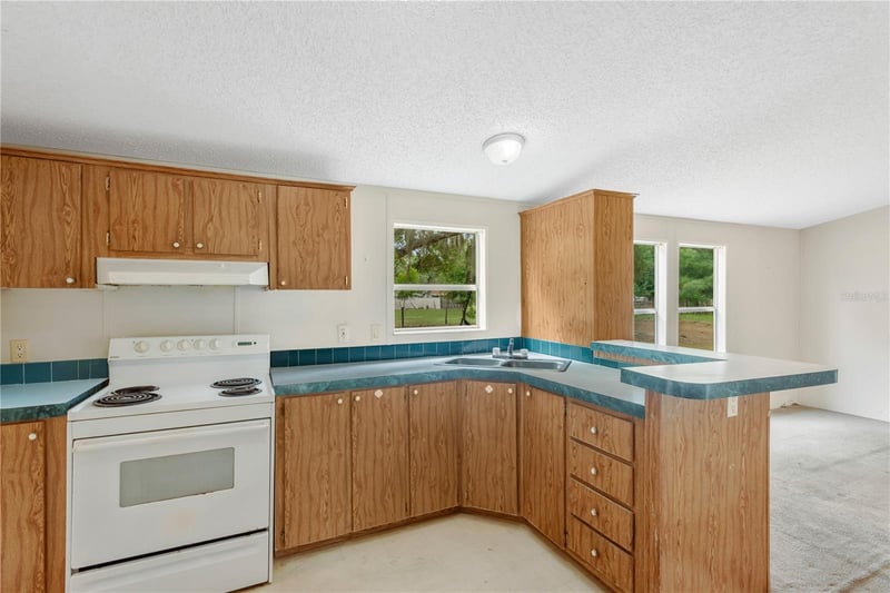 5703 Luckasavage Rd, Plant City, FL 33567