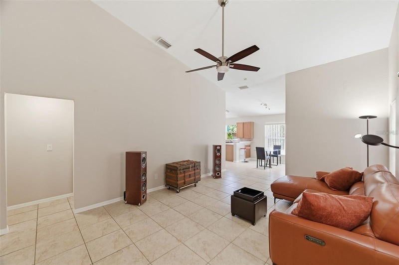 8618 Villa Largo Dr, Tampa, FL 33614