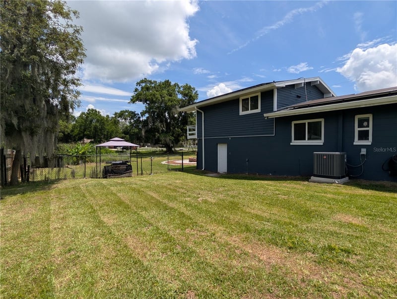 1011 Palm Dr, Plant City, FL 33563