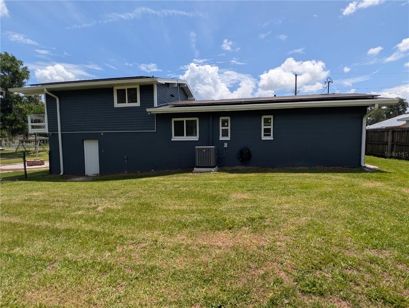 1011 Palm Dr, Plant City, FL 33563