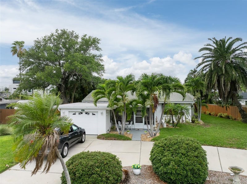 55 A Dolphin Dr, St Petersburg, FL 33706
