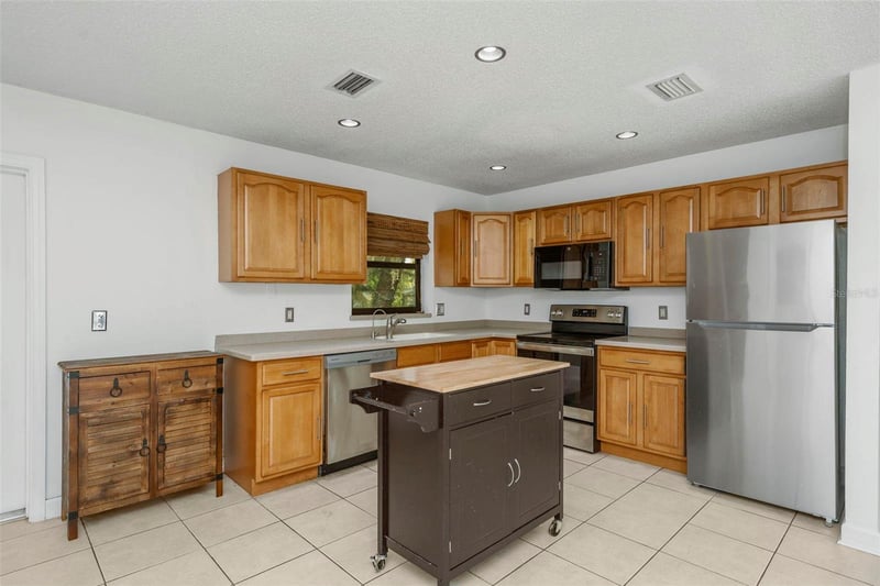 8732 Overlook Dr, Tampa, FL 33617