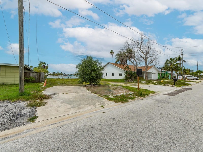 813 Bay Point Dr, Madeira Beach, FL 33708