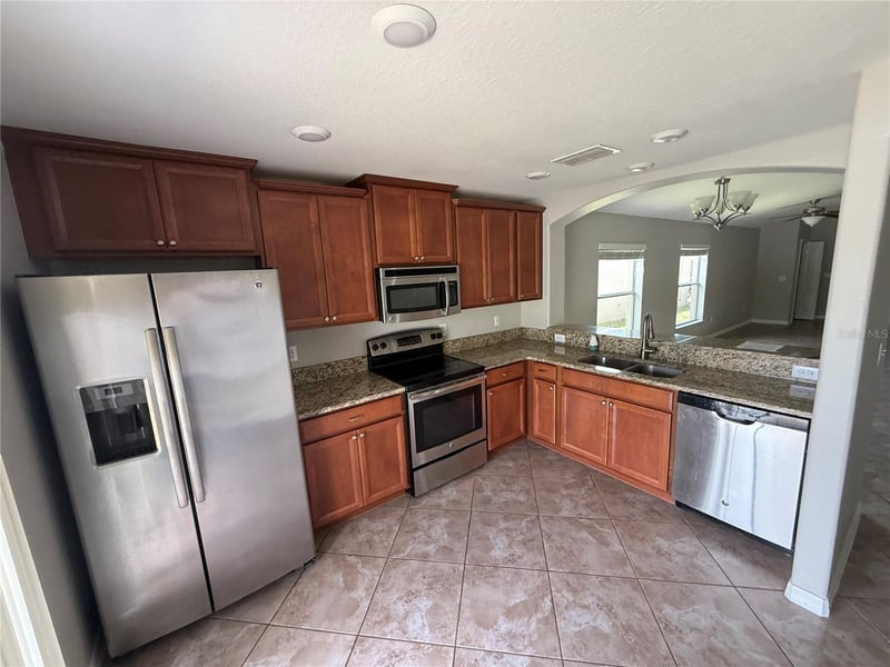 1970 Hawks View Dr, Ruskin, FL 33570