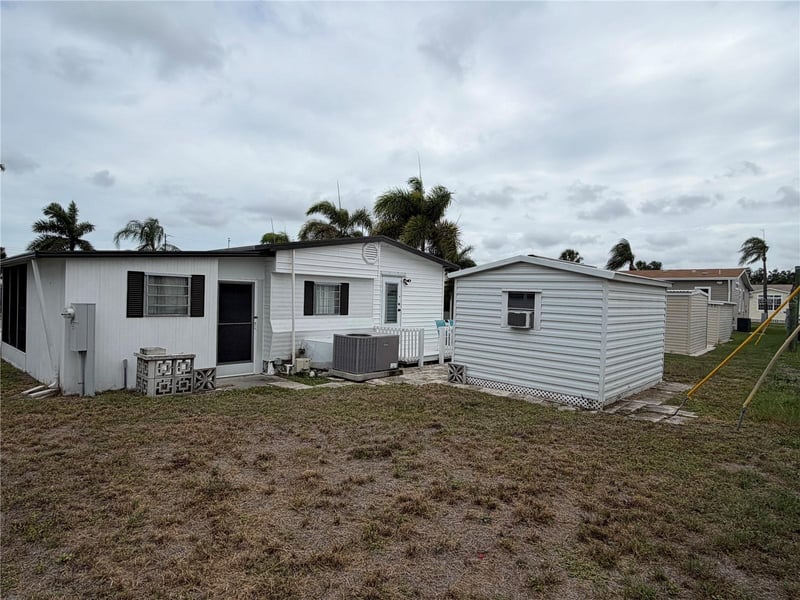 5205 5th St, Bradenton, FL 34203