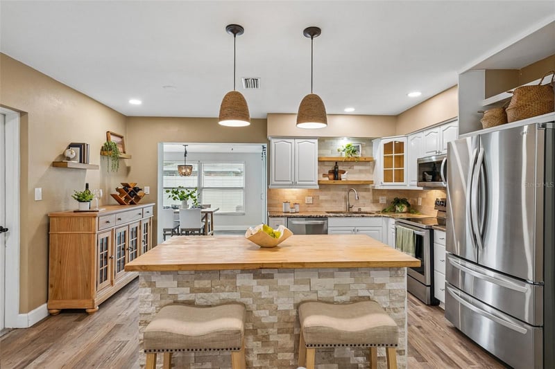 9725 48th Pl, St Petersburg, FL 33708