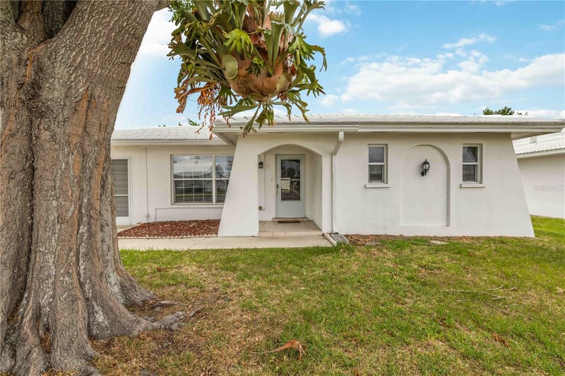 4001 Chinaberry Rd, Bradenton, FL 34208
