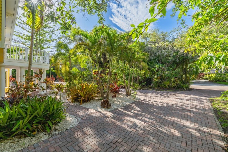 1821 Oak Creek Dr, Dunedin, FL 34698