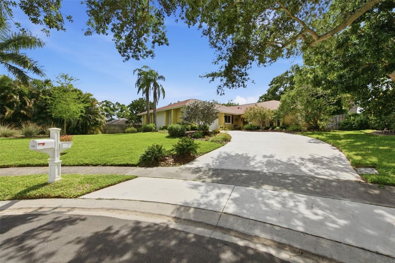 709 Grovewood Ln, Largo, FL 33770