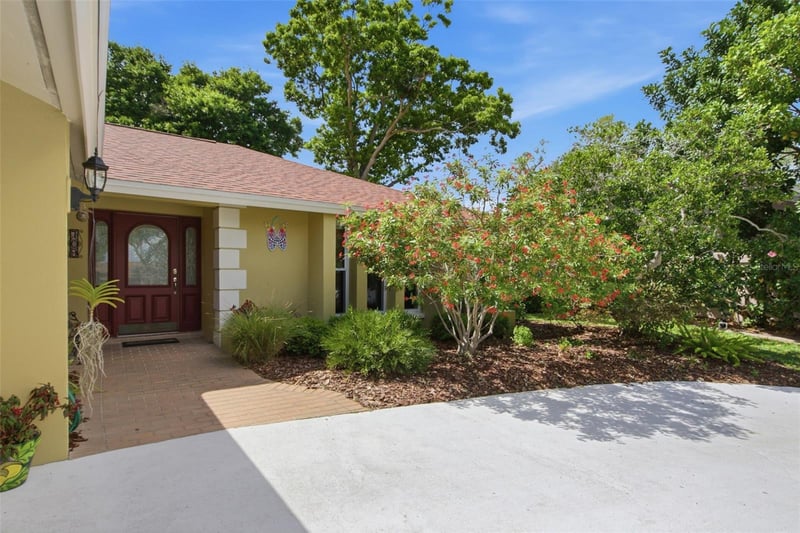 709 Grovewood Ln, Largo, FL 33770