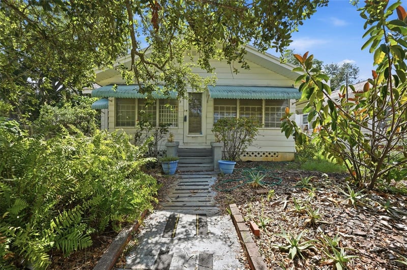 1135 Crescent Lake Dr, St Petersburg, FL 33701