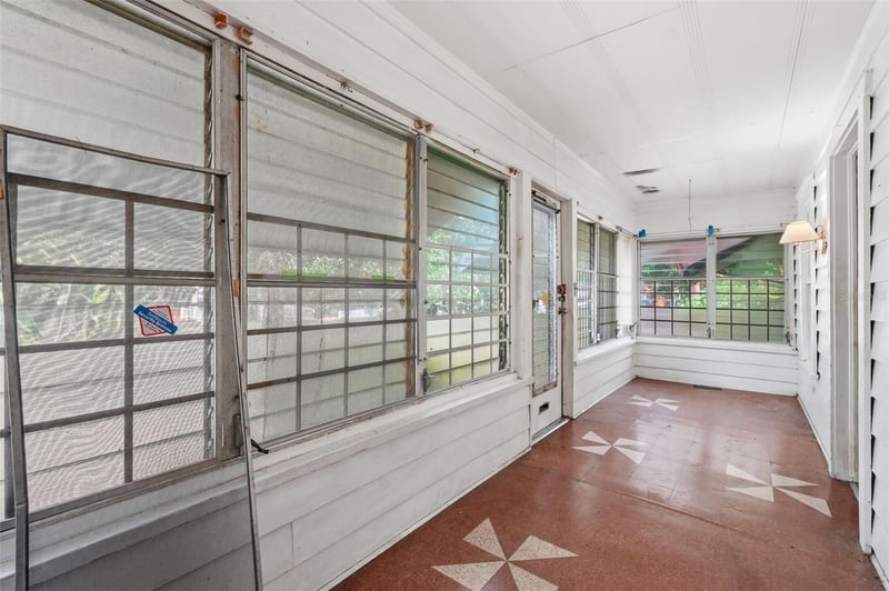 1135 Crescent Lake Dr, St Petersburg, FL 33701