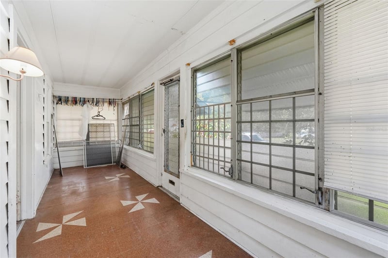 1135 Crescent Lake Dr, St Petersburg, FL 33701