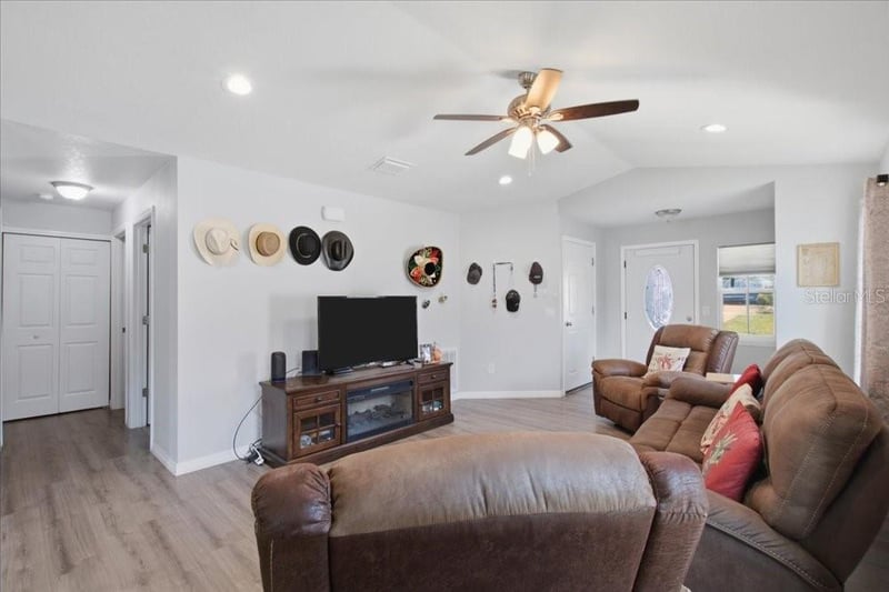 14584 20th St, Dade City, FL 33523