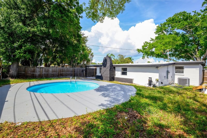 9596 Groveland St, Seminole, FL 33772