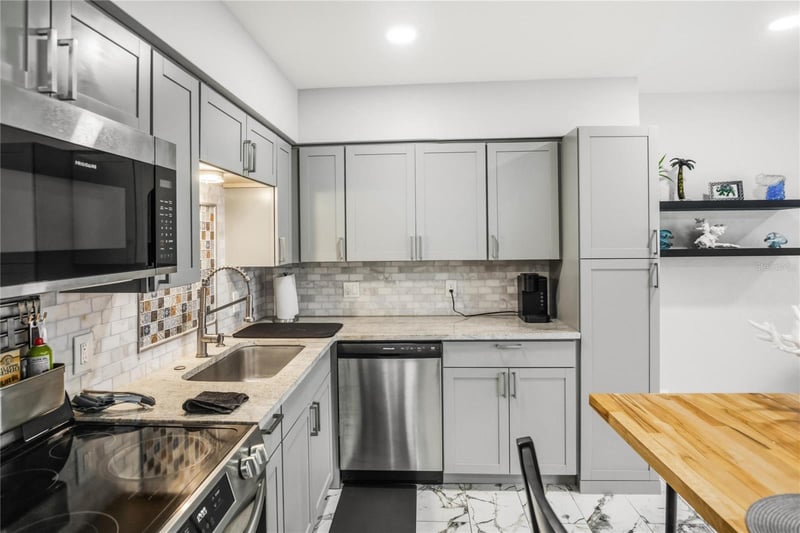 416 73rd Ave #207, St Petersburg, FL 33702