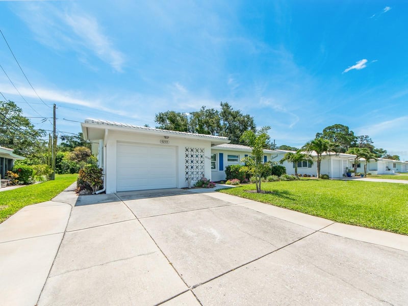 9259 142nd St, Seminole, FL 33776