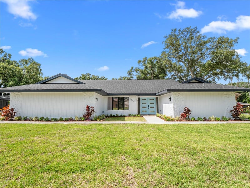 15901 Dover Cliffe Dr, Lutz, FL 33548