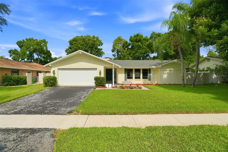 795 Hickory Ln, Palm Harbor, FL 34683