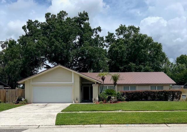 1304 Sandalwood Dr, Plant City, FL 33563