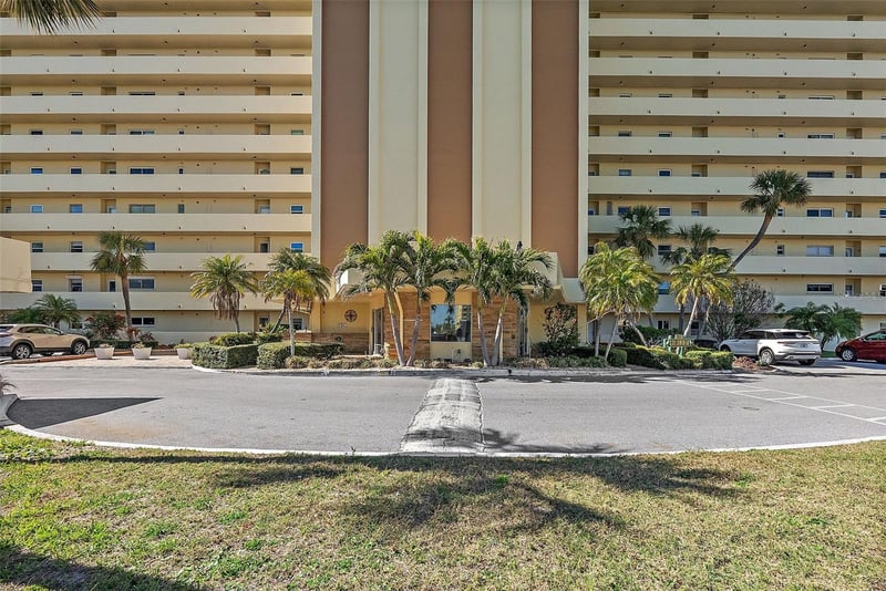 4725 Cove Cir #704, St Petersburg, FL 33708