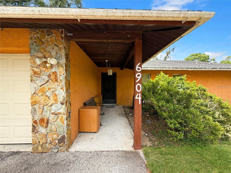 6904 Williams Rd, Seffner, FL 33584