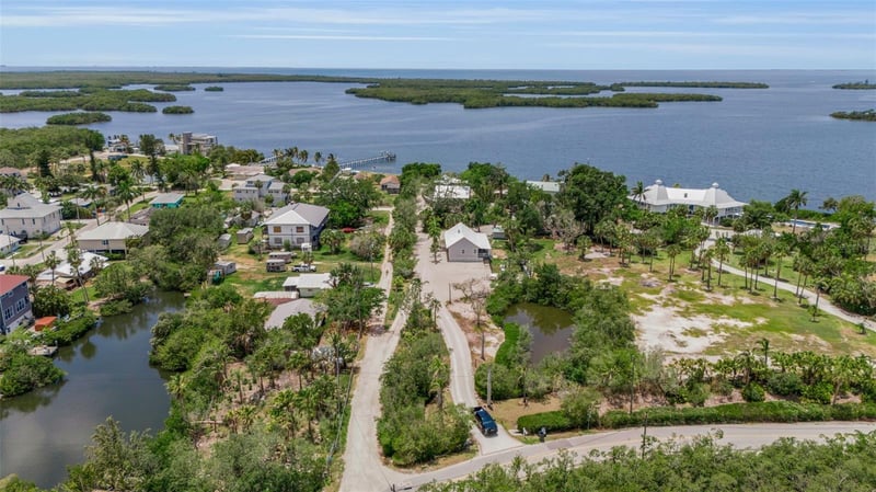 1057 Bayshore Dr, Terra Ceia, FL 34250