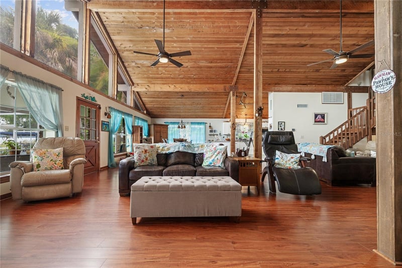 285 Lakeview Dr, Tarpon Springs, FL 34689